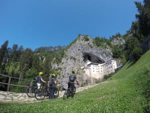 Predjamski grad_kolesarjenje_foto Tomaž Penko